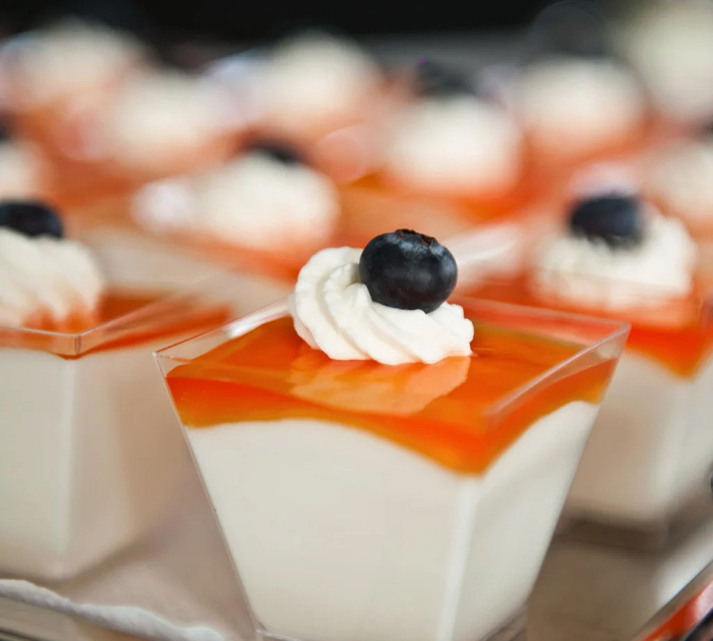 Apéros und Events Frisches Dessert im Glasbecher mit Sahnehaube und Heidelbeere aus dem Apéro-Angebot des Schloss-Beck.