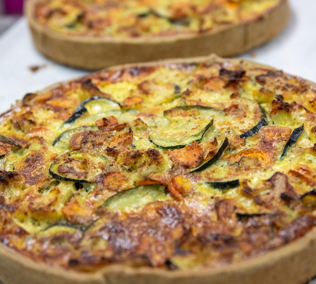 Business Lunches Hausgemachte Quiche mit Zucchini und Käse als Business-Lunch-Spezialität des Schloss-Beck.